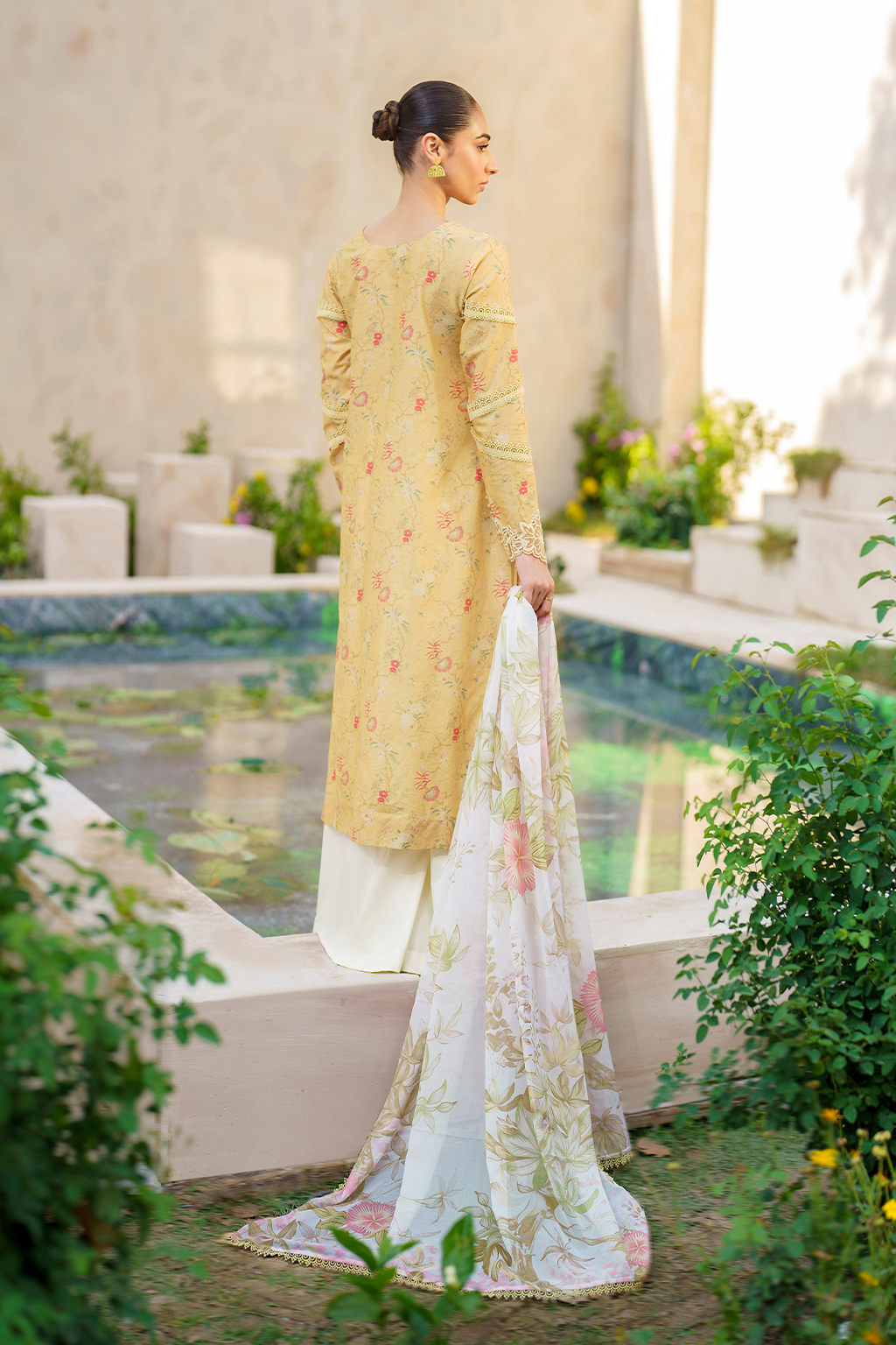 Iznik Lawn