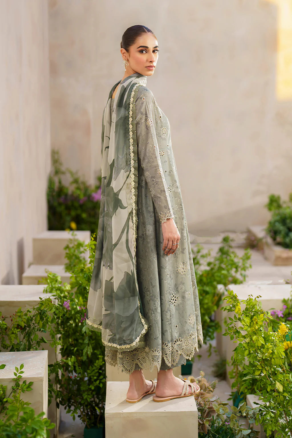 Iznik Lawn
